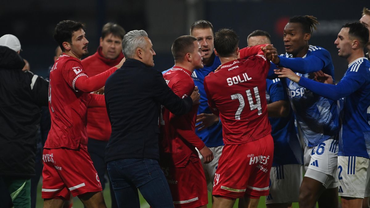 Divočina na Hané. VAR v hlavní roli, k vidění byly i tři červené a hromadná strkanice